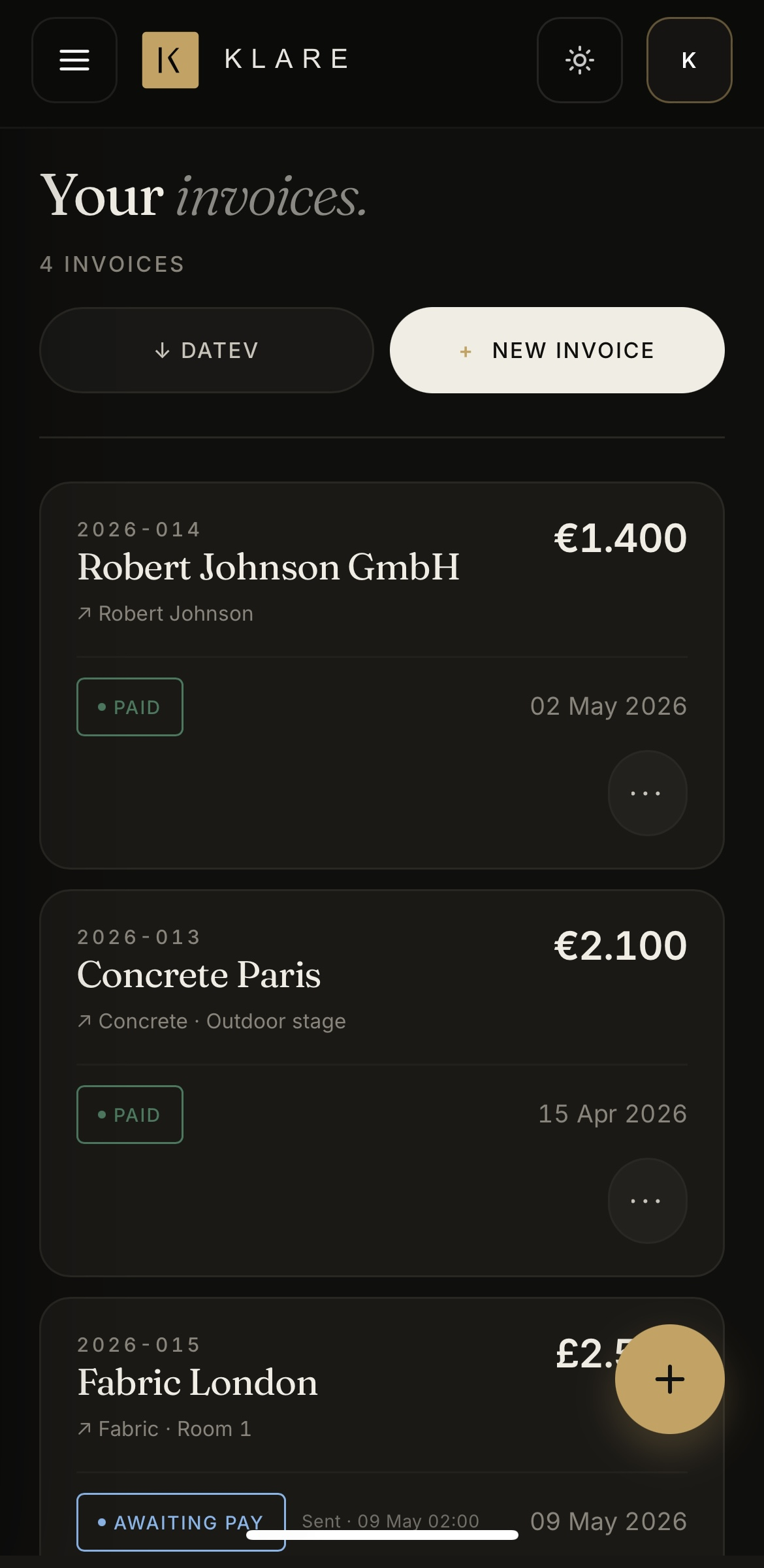 Klare invoices list in dark mode